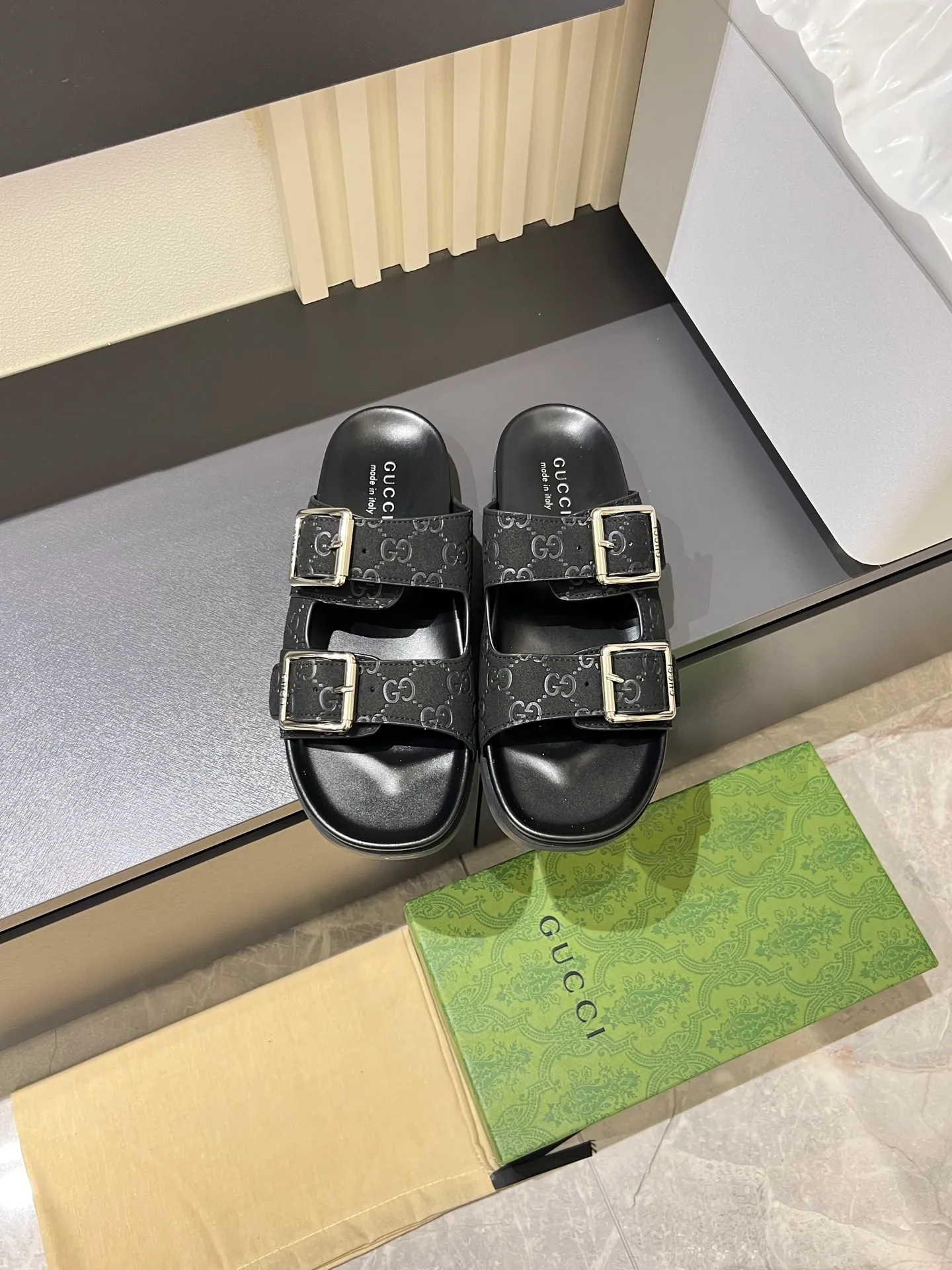 Men's Men's Shoes 💰p320 "GUCC＊" These slippers are made of GG polyester and feature a Gucci label on the front, adding a bold logo feel to the style. "Gucci Made in Italy" stamped label Rubber sole. Size 38-44
